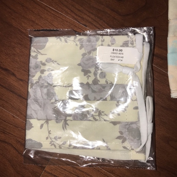 ❗️SOLD❗️2/$16 Francesca’s Face Mask Bundle - Picture 2 of 7